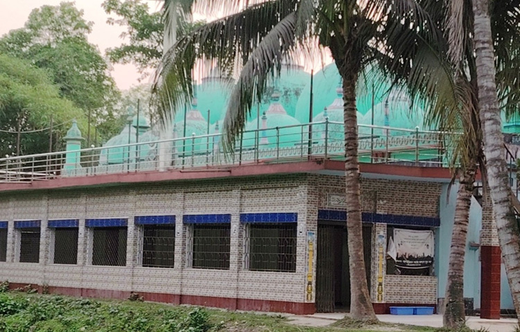 বিশেষ কায়দায় তৈরি এ মসজিদে এখনো শীতাতপ নিয়ন্ত্রিত যন্ত্রের প্রয়োজন হয় না।