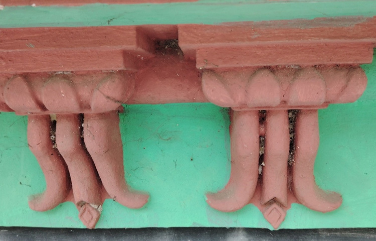 মসজিদটিতে কোনো ধরনের শিলালিপি না থাকায় নির্মাণকাল নিশ্চিত হওয়া যায়নি। তবে বাগেরহাটের ষাটগম্বুজ মসজিদের আদলে কারুকার্য আছে। কারুকার্যময় মেহরাবসহ মুঘল আমলের নানা নিদর্শনও আছে।