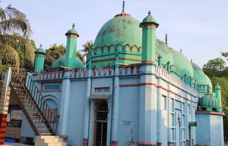 প্রায় আড়াইশ বছরের পুরোনো মসজিদটি আজও স্মৃতি বহন করছে। মসজিদ কমিটির উদ্যোগে এলাকাবাসীর সহযোগিতায় সৌন্দর্যবর্ধনসহ সংস্কার করা হয়েছে।