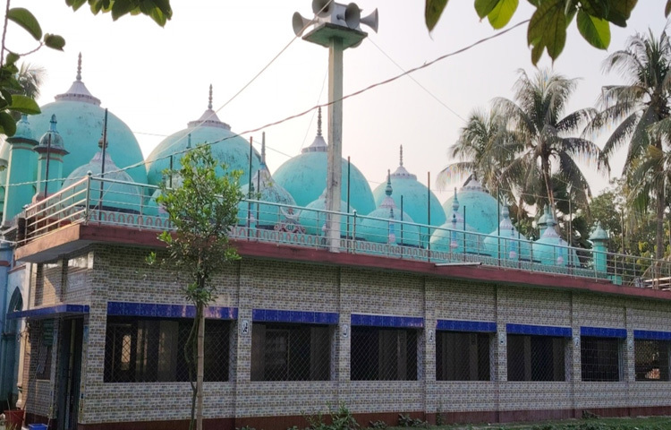 পশ্চিমপাশে একটি ছোট দরজা আছে। যেটি জানাজার সময় ব্যবহার করা হয়।