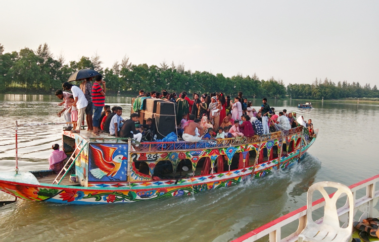 ঢাকার অদূরেই তুরাগ নদে চলছে নৌকা ভ্রমণ। পাশেই গোলাপের গ্রাম হিসেবে পরিচিত বিরুলিয়া। ছবি: ফাত্তাহ তানভীর রানা