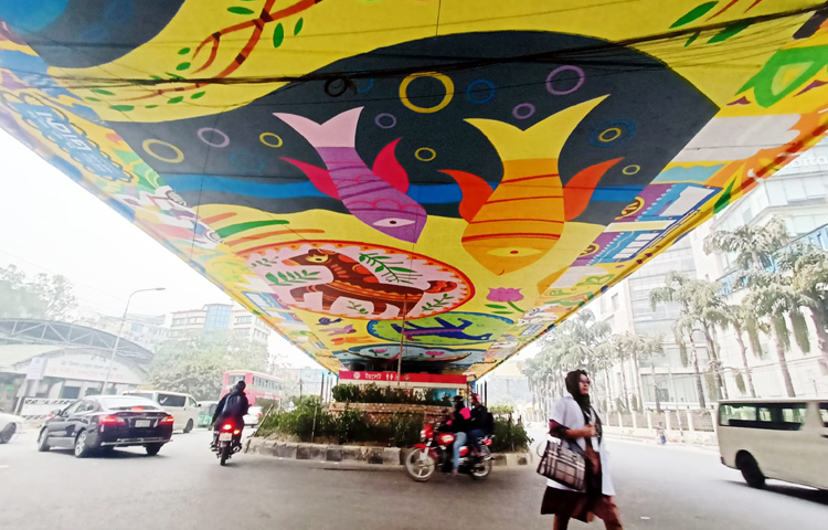 এর আগে ঢাকার মৌচাক-মগবাজার উড়ালসড়কের নিচে এ ধরনের চিত্রকর্ম করিয়েছে ডিএনসিসি। উড়াল সড়কের নিচে নয়নাভিরাম চিত্রকর্ম সেখান দিয়ে চলাচলকারী পথচারীদের দৃষ্টি আকর্ষণ করছে। ছবি: মাহবুব আলম