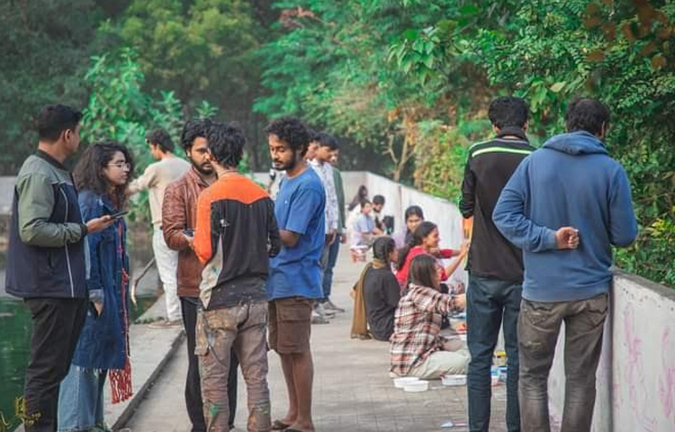 চিত্রকর্মগুলো সেই ক্লান্তি মুছে দিয়ে তাদের মনে এনে দিয়েছে ফুরফুরে ভাব। যা দেখে মুগ্ধ হচ্ছেন সবাই। একসময় ঘোরাঘুরির জন্য এই এলাকা এড়িয়ে চললেও শিক্ষার্থীদের জন্য এখন সেই এলাকা হয়ে উঠেছে প্রশান্তির। ছবি: গোলাম মাওলা মুরাদ