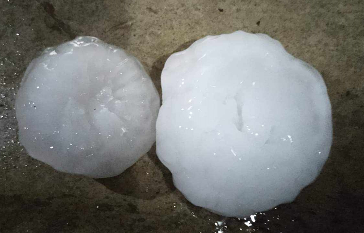 ৩১ মার্চ রাত সাড়ে ১০টার দিকে বৃষ্টি শুরু হয়। পরে অন্তত ১৫ মিনিট ধরে হয় শিলাবৃষ্টি। ছবি: আহমেদ জামিল