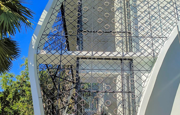 দর্শনার্থীদের কেউ নামাজ পড়ছেন, আবার কেউ ভিডিও করছেন, তুলছেন ছবি। ছবি: জহিরুল হাসান মাহিম