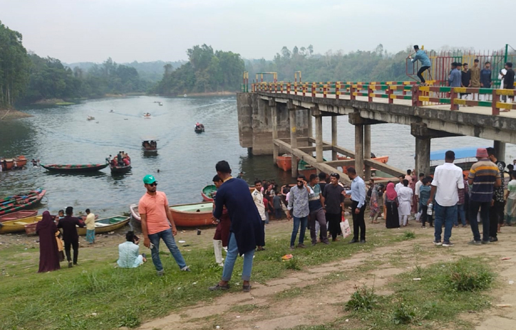 বাঁধের ধারে অপেক্ষমাণ সারি সারি ডিঙি নৌকা আর ইঞ্জিনচালিত বোট। ছবি: এম মাঈন উদ্দিন