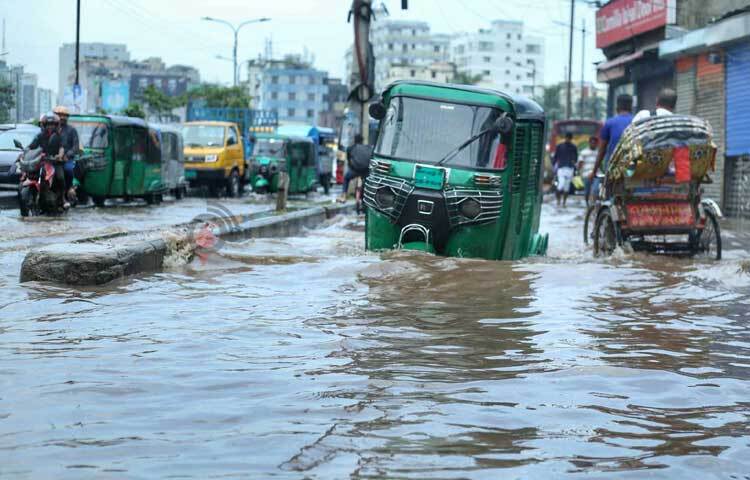 পানিতে তলিয়ে আছে সিএনজিচালিত অটোরিকশার একাংশ। ছবি: মাহবুব আলম