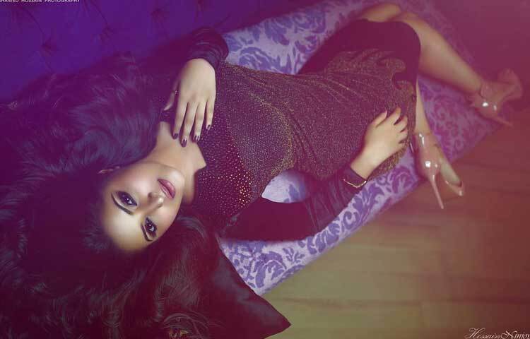 ফুলহাতা কালো বডিকনে আবেদন ছড়াচ্ছেন অভিনেত্রী।