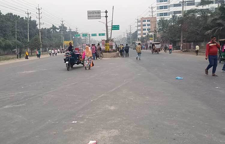 গাজীপুর মহানগরীর সারাব এলাকার বেক্সিমকো ইন্ডাস্ট্রিয়াল পার্কের বন্ধ ঘোষণা করা ১৬ কারখানা খুলে দেওয়ার দাবিতে বিক্ষোভ শুরু করেছেন শ্রমিকরা।  ছবি: আমিনুল ইসলাম