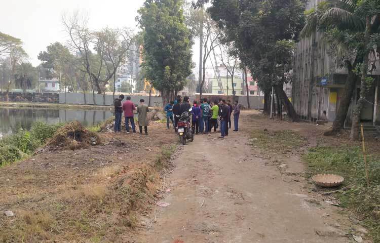 আজ সকাল ৮টার মধ্যে হল ছাড়ার নির্দেশ ছিল। কিন্তু কলেজে গিয়ে দেখা যায়, বেলা সাড়ে ১১টা পর্যন্ত গুটিকয়েক শিক্ষার্থী হল ত্যাগ করেছেন। বেশিরভাগ শিক্ষার্থী হলে অবস্থান করছেন।