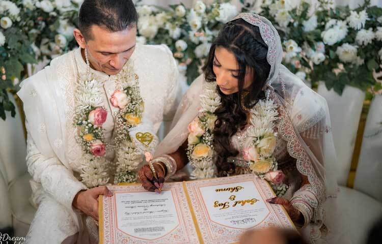 কাবিনে সই করার মুহূর্ত।