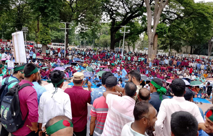 পল্লী বিদ্যুৎ কর্মীদের এই কর্মসূচিতে সংহতি জানিয়েছেন বিভিন্ন রাজনৈতিক দল, সামাজিক সংগঠন ও সাধারণ মানুষ।