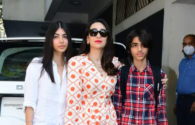 বিচ্ছেদের পর দুই সন্তানকে নিয়েই কারিশমা শুরু করেন নতুন এক অধ্যায়।