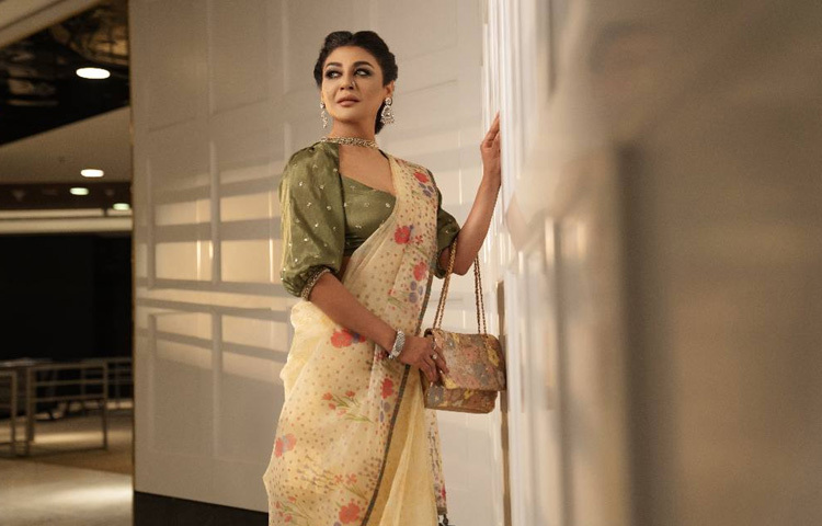 জয়া আহসানের এই পথচলা এখনো থেমে নেই। প্রতিবার নতুন কোনো চরিত্রে তিনি যেন নতুন করে জন্মান। দুই বাংলার সিনেমাপ্রেমীরা আজ তার নতুন ছবির জন্য অপেক্ষায় থাকে। নতুন গল্প, নতুন ভাষা, নতুন চ্যালেঞ্জ-সব কিছু নিয়েই জয়ার জয়যাত্রা চলতে থাকে।