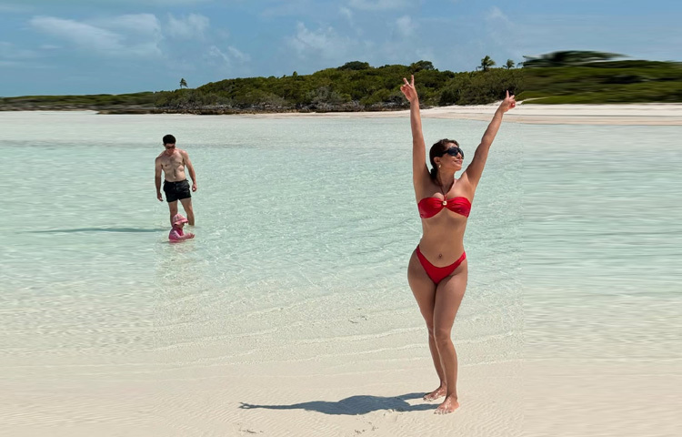 এই লুকটা ছিল একেবারে ফিউচারিস্টিক। সাইফাই ঘরানার সানগ্লাস আর চেন পেনড্যান্টে ঝলমলে তিনি।