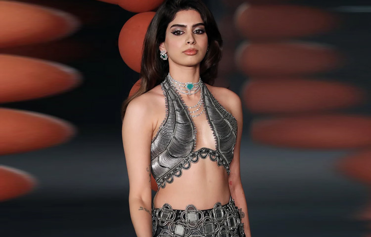 ফ্যাশনবোদ্ধাদের মতে, এই র‍্যাম্পে খুশি কাপুর শুধু পোশাক নয়, বরং নিজের উপস্থিতিতেই এক অনবদ্য বার্তা দিয়েছেন; ফ্যাশনে সাহস থাকলেই নিজেকে ছাপিয়ে ওঠা যায়, এমনকি কাছের কারও ছায়াকেও পেছনে ফেলা যায়।