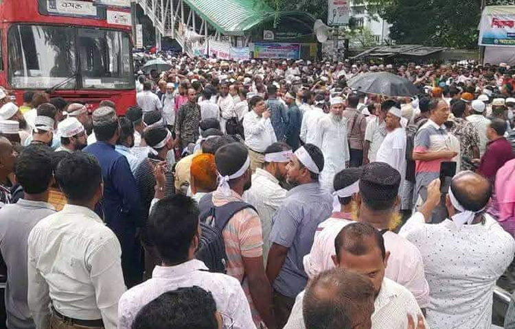 শিক্ষকদের সমাবেশের কারণে পল্টন থেকে হাইকোর্ট ও শাহবাগ অভিমুখী সড়কে যান চলাচল বন্ধ হয়ে গেছে। এতে ভোগান্তিতে পড়েছেন যাত্রী ও চালকরা।