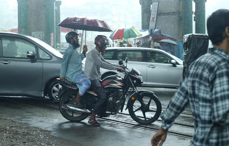 অনেকেই অফিসের কাজ শেষ করে বাসায় ফেরার জন্য রাস্তায় নামলেও যানজটের কারণে দীর্ঘ সময় অপেক্ষা করতে হয়।