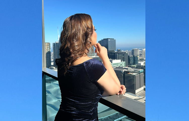 চুলে রাখা হয়েছিল হালকা সোনালি আভা, যা সফট কার্ল করে খোলা অবস্থায় ভেলভেট গাউনের সৌন্দর্যকে আরও বাড়িয়ে দিয়েছে।