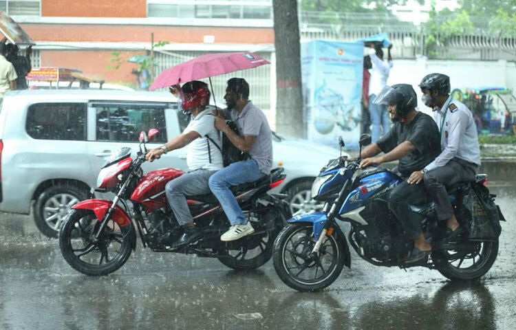 রেইনকোট ছাড়া বের হয়ে বিপাকে পরেছেন তারা।