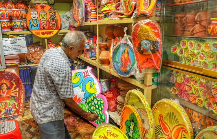 সনাতন ধর্মাবলম্বীরা এখানে পোশাক, শাখা, সিঁদুর, ঠাকুরের পোশাকসহ নানান পূজার সামগ্রী সংগ্রহ করতে আসেন।