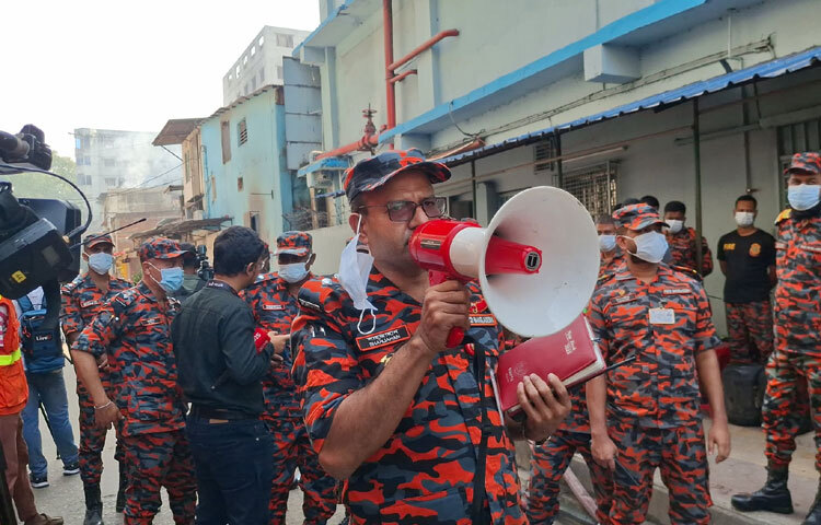 কেমিক্যাল পোড়ার গন্ধ চারপাশে ছড়িয়ে পড়ায় ঘটনাস্থলে থাকা সবাইকে বাধ্যতামূলকভাবে মাস্ক পরে থাকতে হচ্ছে। ফায়ার সার্ভিস সদস্যরা বারবার অনুরোধ করছেন, ‘দয়া করে দূরে থাকুন, বাতাসে বিষাক্ত রাসায়নিক আছে।’