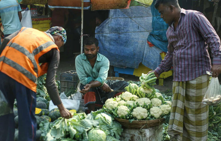 নতুন আলুর মাটির গন্ধ, ফুলকপির সাদা মুকুল, গাজরের লাল ঝলমল রূপ, টমেটোর কোমল নরম টান এসব শুধু পণ্য নয়; মানুষের পরিশ্রম, অপেক্ষা আর প্রার্থনার প্রতীক।