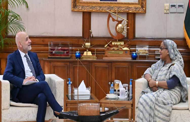 আজ গণভবনে প্রধানমন্ত্রী শেখ হাসিনার সঙ্গে সাক্ষাৎ করেন বাংলাদেশে নিযুক্ত ইতালির রাষ্ট্রদূত অ্যান্তোনিও আলেসান্দ্রো। ছবি: পিআইডি