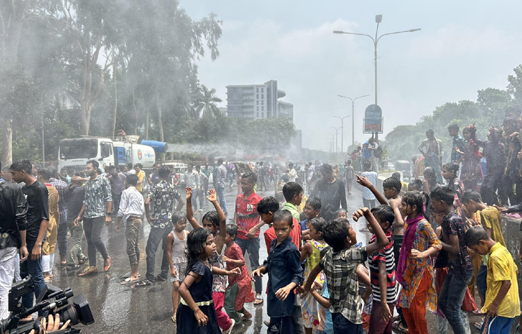 বায়ুদূষণ রোধ ও তীব্র তাপদাহে শহরকে ঠান্ডা রাখতে নগরীতে স্প্রে ক্যাননের মাধ্যমে ‘কৃত্রিম বৃষ্টির’ ব্যবস্থা করেছে ঢাকা উত্তর সিটি করপোরেশন (ডিএনসিসি)। ছবি: মুসা আহম্মেদ