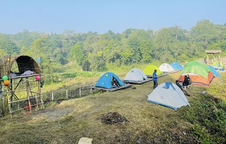 আর ঘুমানোর জন্য তাবু-মেট, বালিশ, স্লিপিং ব্যাগ। (এক তাবুতে দুজন করে, বড় তাবুতে ৩জন)। একই সঙ্গে এই প্যাকেজের মধ্যেই থাকছে লেকের প্রবেশ ফি। আছে নামাজের ব্যবস্থাও। ছবি: এম মাঈন উদ্দিন