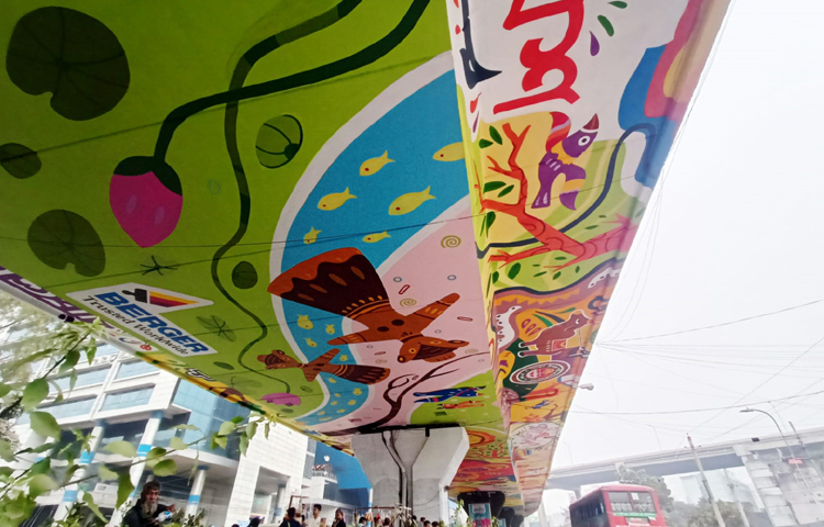 এই দৃষ্টিনন্দন স্ট্রিট আর্টের ওপর পোস্টার লাগালে কঠোর ব্যবস্থা নেওয়া হবে বলে জানিয়েছেন ডিএনসিসি মেয়র। ছবি: মাহবুব আলম