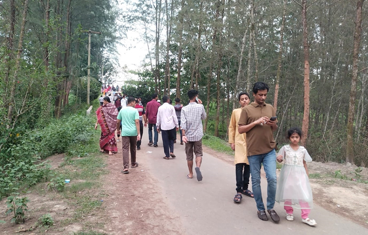 পার্ক ঘিরে গড়ে উঠা হোটেলসহ বিভিন্ন দোকানে মানুষ ভিড় ছিল। ছবি: এম মাঈন উদ্দিন
