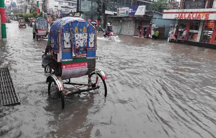 ফেনীর আবহাওয়া অধিদপ্তরের সূত্র জানা গেছে, গত ২৪ ঘণ্টায় জেলায় ১৮৬ মিলিমিটার বৃষ্টিপাত রেকর্ড করা হয়েছে। ছবি: আবদুল্লাহ আল-মামুন
