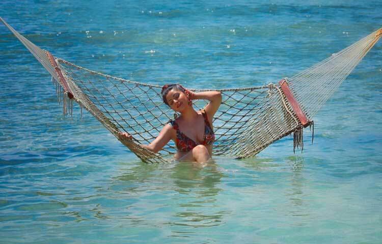 জলকেলিতে মগ্ন পরী।