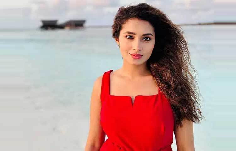 লাল ড্রেস আর খোলা চুলে স্নিগ্ধ তাসনিয়া ফারিণ।