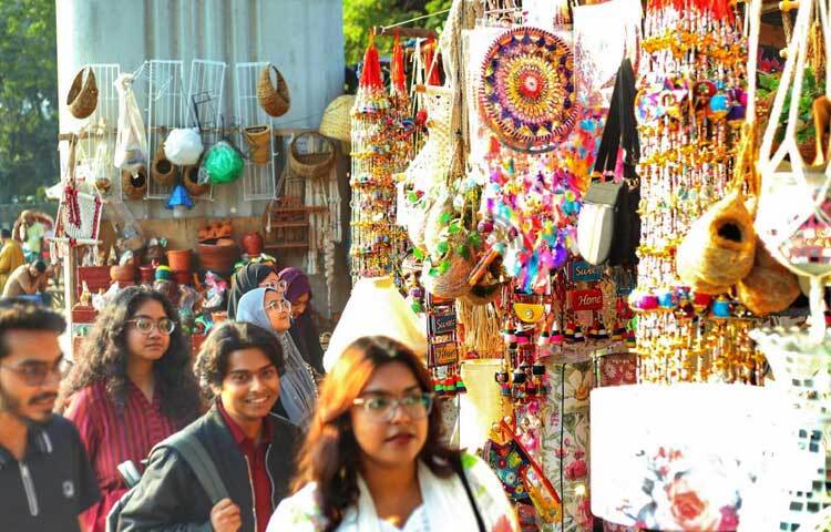 ঘুরে ঘুরে পছন্দের জিনিস দেখছেন ক্রেতারা।