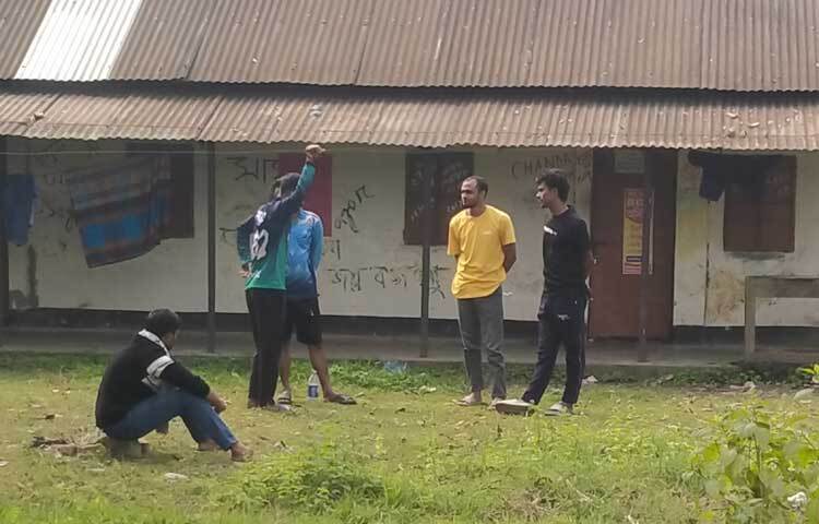 ২০২১-২২ সেশনের দ্বিতীয় বর্ষের চলমান ফাইনাল পরীক্ষা, ২৭ জানুয়ারি শুরু হতে যাওয়া মাস্টার্স ২০২১-২২ সেশনের পরীক্ষা ও হামলাকারীদের হল দখলের আশঙ্কাকে হল না ছাড়ার কারণ হিসেবে বলছেন শিক্ষার্থীরা।