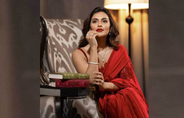 শাড়ির সঙ্গে ম্যাচিং স্লিভলেস সুইটহার্ট নেকলাইনের ব্লাউজ পরেছেন অভিনেত্রী।