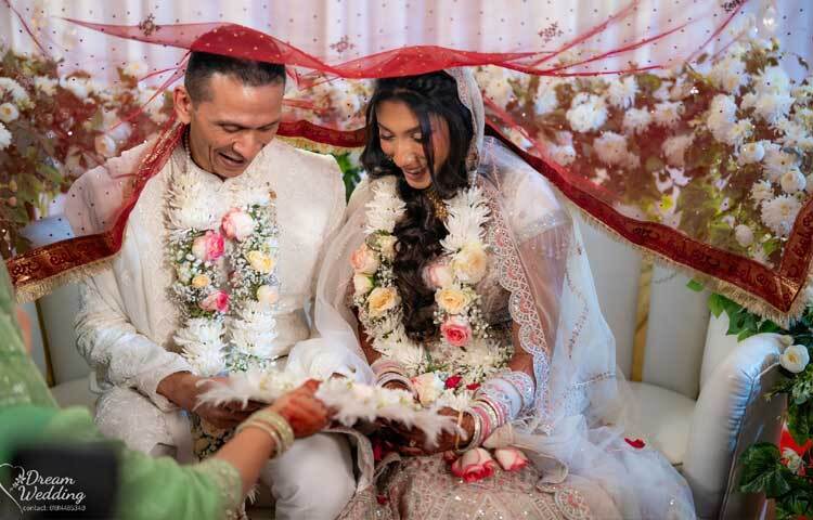 আয়নায় নিজেদের দেখতে ব্যস্ত নব-দম্পতি।