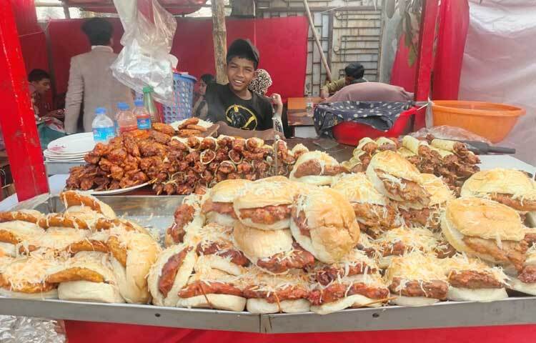 মেলার বাইরে খাবারের দোকান তুলনামূলক বেশি।
