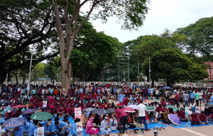 বিদ্যুৎ সেবা চালু রেখেই ঈদের ঠিক আগ মুহূর্তে এই অবস্থান কর্মসূচিতে শত শত কর্মী অংশ নিয়েছেন।