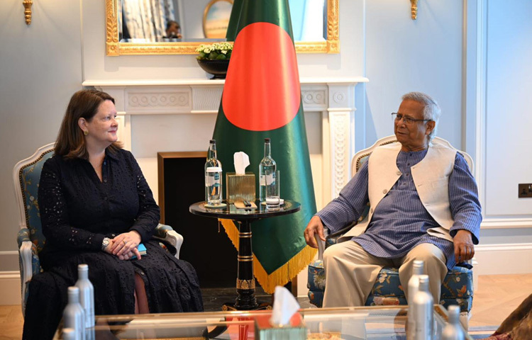 শুক্রবার লন্ডনে জরিপ জাহাজ এইচএমএস এন্টারপ্রাইজ সম্পর্কে ব্রিফ করার জন্য অ্যাডমিরাল ডেপুটি জেরেমি চার্চার এবং কমোডর হোয়্যালি প্রধান উপদেষ্টা অধ্যাপক মুহাম্মদ ইউনূসের সঙ্গে দেখা করেন।