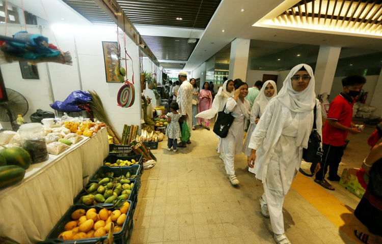 ফলে যেমন শহুরে মানুষ পাচ্ছেন পাহাড়ের স্বাদ, তেমনি লাভবান হচ্ছেন স্থানীয় উদ্যোক্তারাও।