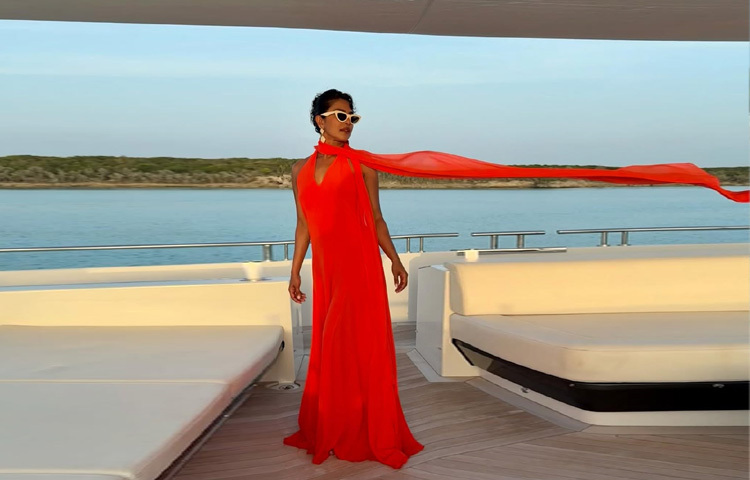 এক দীর্ঘাঙ্গী, আত্মবিশ্বাসী নারীর হালকা ঝিরিঝিরি বাতাসে উড়তে থাকা পোশাকে যেন প্রাণ জুড়িয়ে যায়।