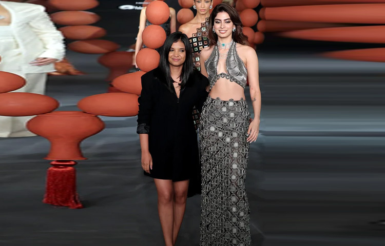 রিমজিম দাদু তার এই সংগ্রহের মাধ্যমে সেই বাঞ্জারা ঐতিহ্যকে আধুনিকতার মোড়কে সাজিয়েছেন। আর সেটির পরিপূর্ণ বহিঃপ্রকাশ ঘটেছে খুশির বোল্ড, কিন্তু স্নিগ্ধ উপস্থিতিতে।