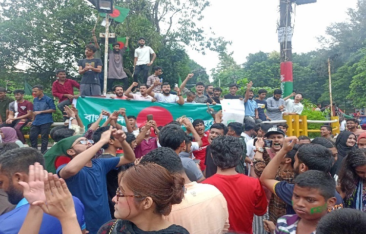 ২০২৪ সালের ৫ আগস্ট, একটি দিনের নাম নয়; এটি একটি জাতির ঘুম ভাঙার গল্প, একটি প্রজন্মের ঘাম-রক্তে লেখা প্রতিরোধের উপাখ্যান।