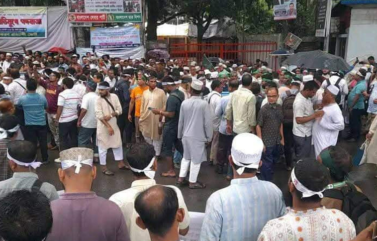 জাতীয়করণসহ বিভিন্ন দাবি-দাওয়া আদায়ে দীর্ঘদিন ধরে আন্দোলন করে আসছেন এমপিওভুক্ত শিক্ষকরা। তাদের অভিযোগ- বারবার আলোচনা, টেবিল কনফারেন্স, সংবাদ সম্মেলন ও মানববন্ধন করেও পূর্ববর্তী সরকার কোনো কার্যকর পদক্ষেপ নেয়নি। এমনকি জাতীয় প্রেস ক্লাবের সামনে ৪৪ দিনব্যাপী অবস্থান কর্মসূচি করার পরও দাবি উপেক্ষিত থাকে।