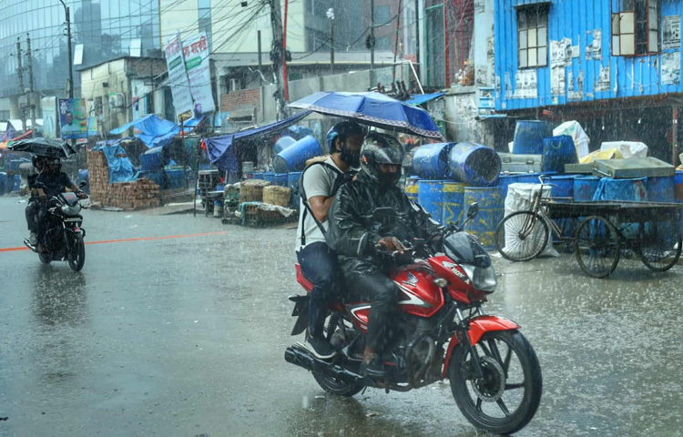 রেইনকোট ছাড়া বাইকে উঠে বিপাকে পরেছেন অনেকেই।