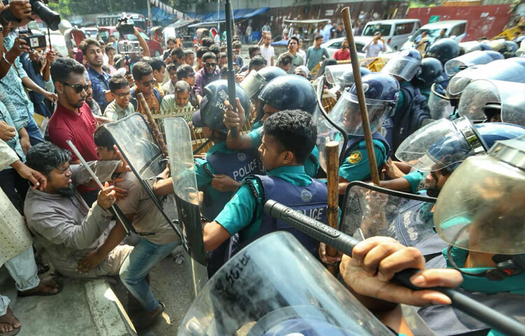 এ সময় প্রতিবন্ধীরা ব্যারিকেড ভাঙার চেষ্টা করলে দুই পক্ষের মধ্যে উত্তেজনা ছড়িয়ে পড়ে। পুলিশ ও আন্দোলনকারীদের মধ্যে ধস্তাধস্তির ঘটনা ঘটে। পরিস্থিতি কিছু সময়ের জন্য বিশৃঙ্খল হয়ে পড়ে শাহবাগ এলাকায়।