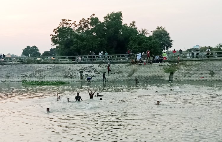 টঙ্গী এলাকার টঙ্গী খালে গোসল করছে দুষ্টু ছেলের দল। যেন ফিরে পেয়েছে গ্রামীণ আমেজ। ছবি: ফাত্তাহ তানভীর রানা